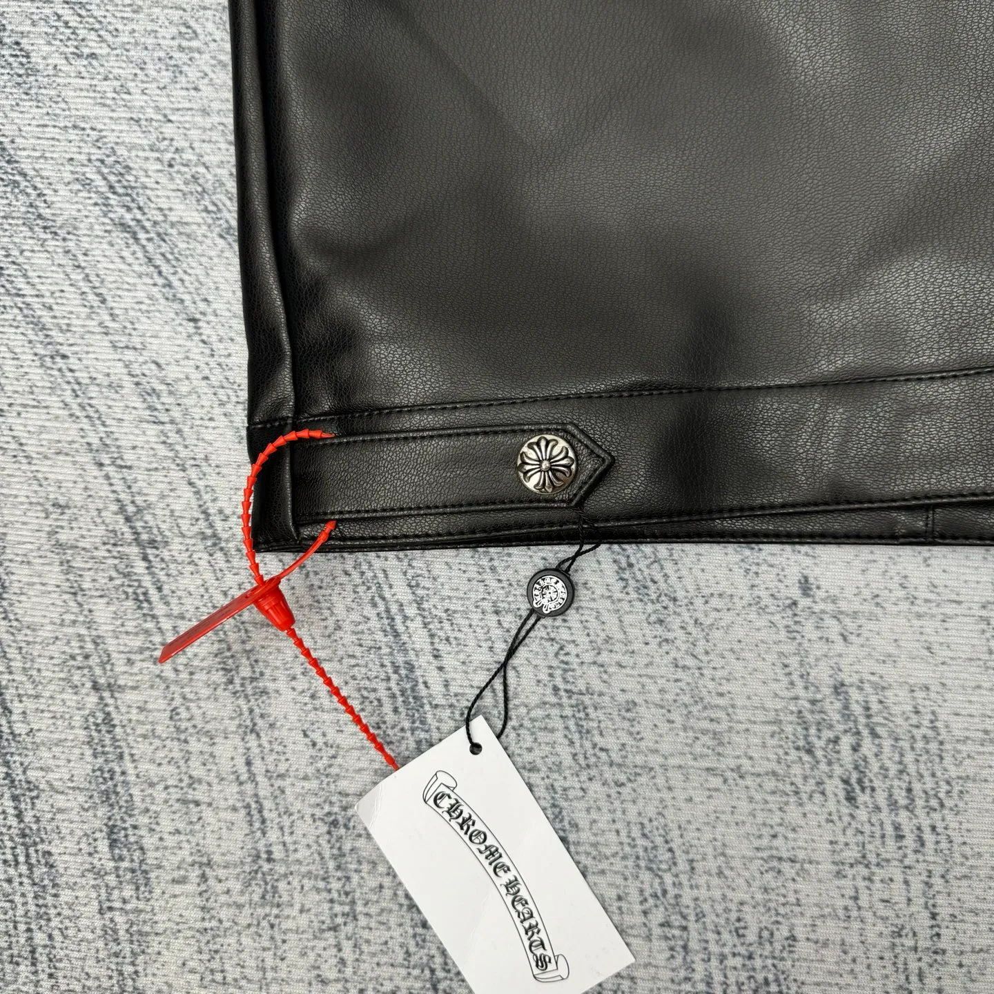 P850 Chrome Heart 24SS CH double-sleeved flame vine embroidered leather jacket Size: S/M/L Originally purchased for 84,300, the fabric is custom-woven using black pebbled composite two-layer sheepskin material, custom-made silk jacquard logo lining, embroidery is processed using TAJIMA machine, appliqué embroidery technology, back imported template machine shape, customized genuine leather trademark, customized genuine leather size, customized 5.8cm metal logo mark, customized 18mm four-button buckle, customized 18mm two-button button, a full set of three-label accessories, exclusively produced.